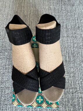 CHARLESTON SHOE CO. Black Textured Crisscross Sandals